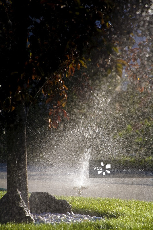 洒水器浇灌草坪图片素材