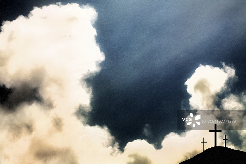 山丘上的三个十字架和戏剧性的云彩图片素材