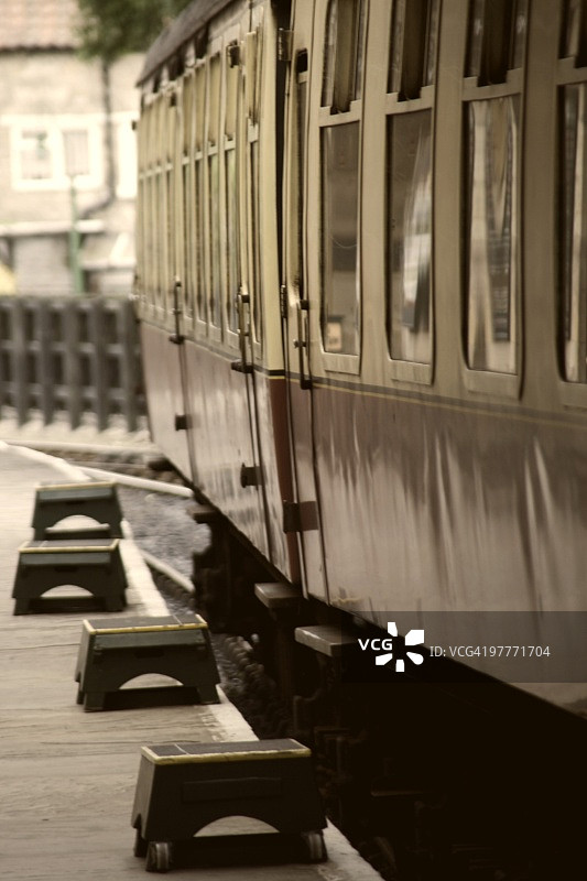 老式火车站的脚凳图片素材