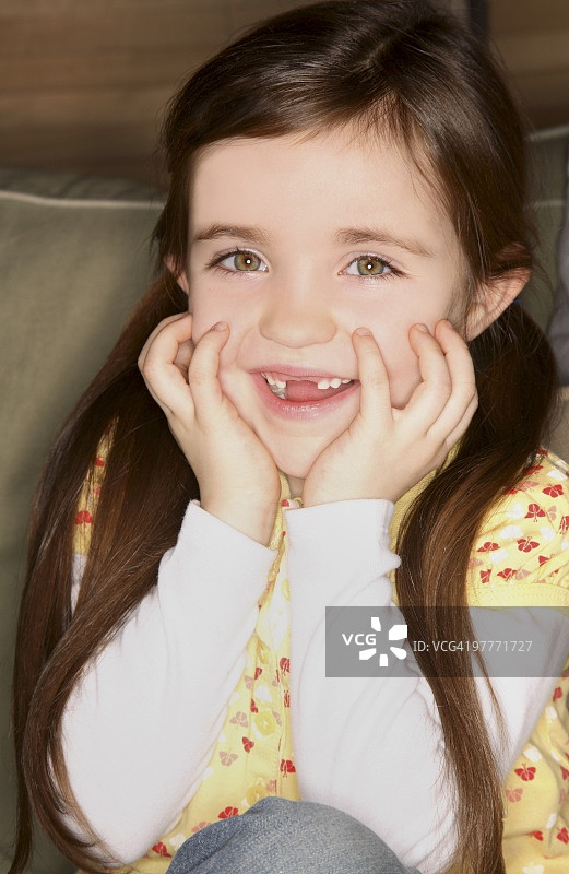 小女孩开怀大笑图片素材