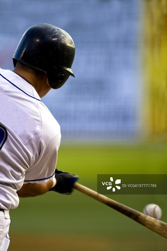击球中的棒球运动员图片素材
