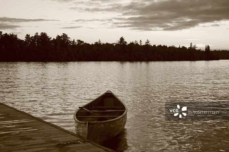 码头附近水面上的小船图片素材