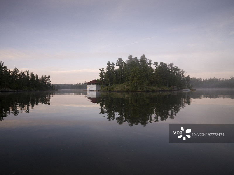 岛上的船屋图片素材