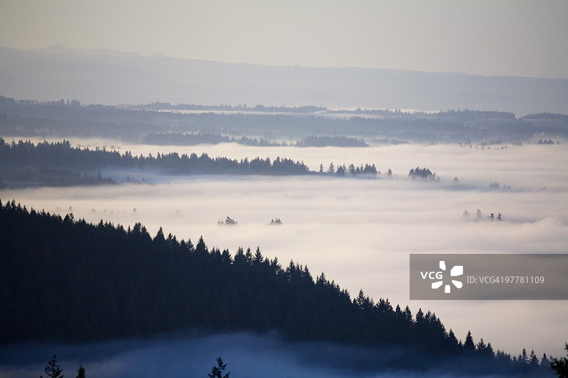 美国俄勒冈州斯科特山雾中威拉米特河谷景色图片素材