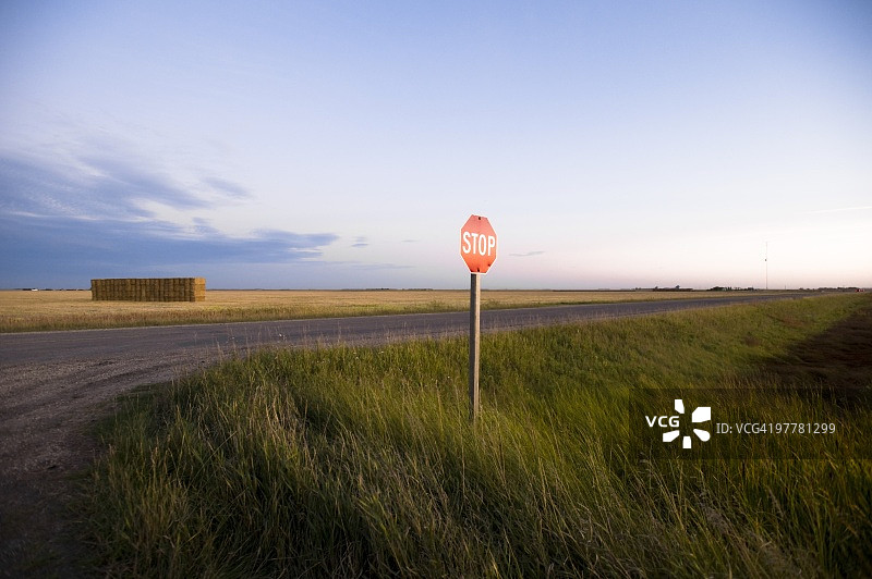 乡村道路上的停止标志图片素材