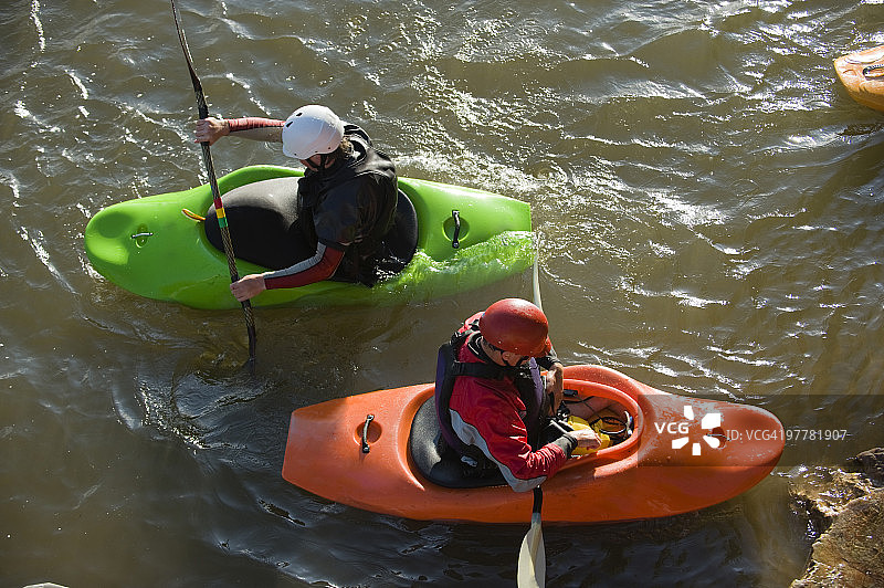 两名男子皮划艇运动员在漩涡中漂浮图片素材