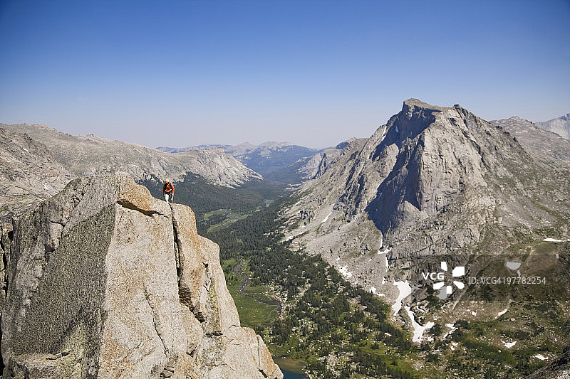 男攀岩者攀登Pingora东北面的经典路线图片素材