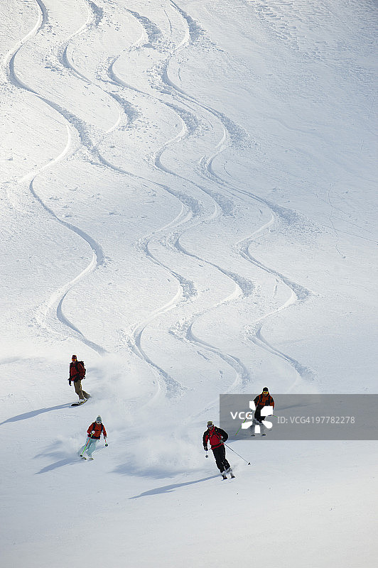 在加拿大塞尔kirk山脉滑雪的一群人图片素材