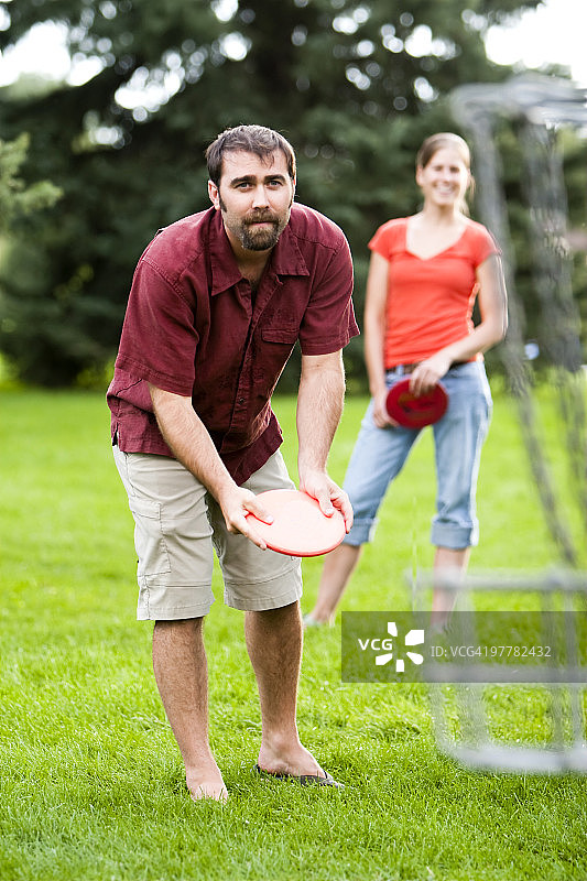 一对男女玩飞盘高尔夫图片素材