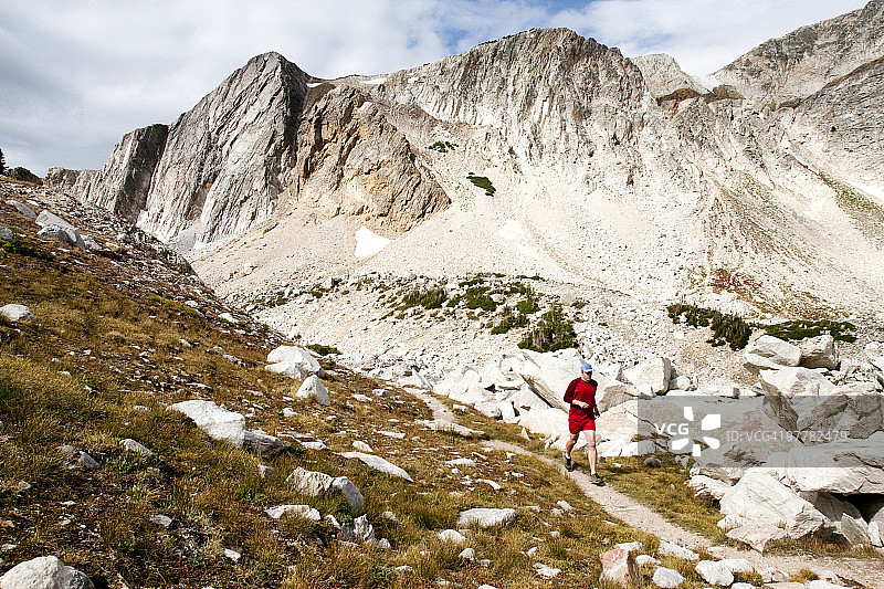 一名男子在怀俄明州雪岭跑步图片素材