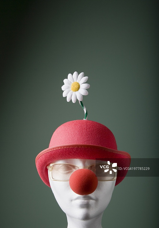 戴帽子和小丑鼻子的人体模型图片素材