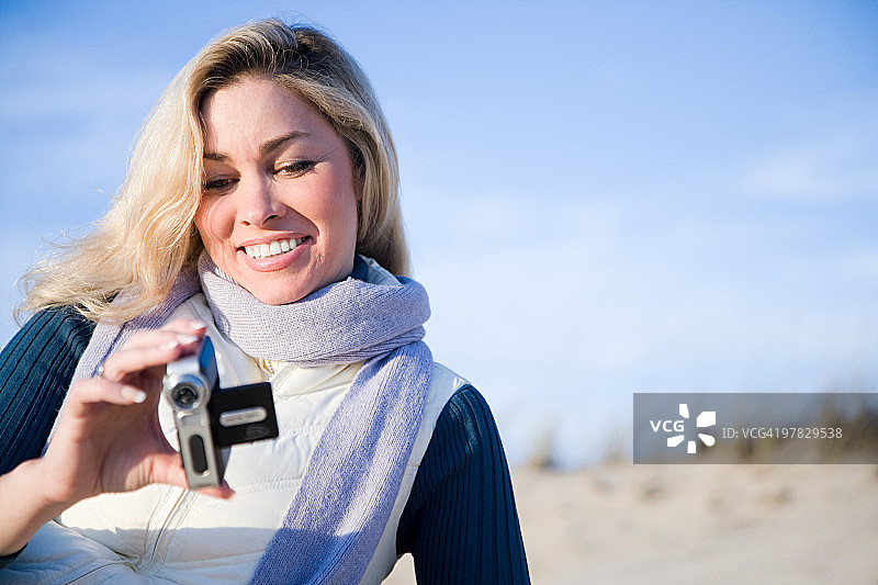 女人使用摄像机图片素材