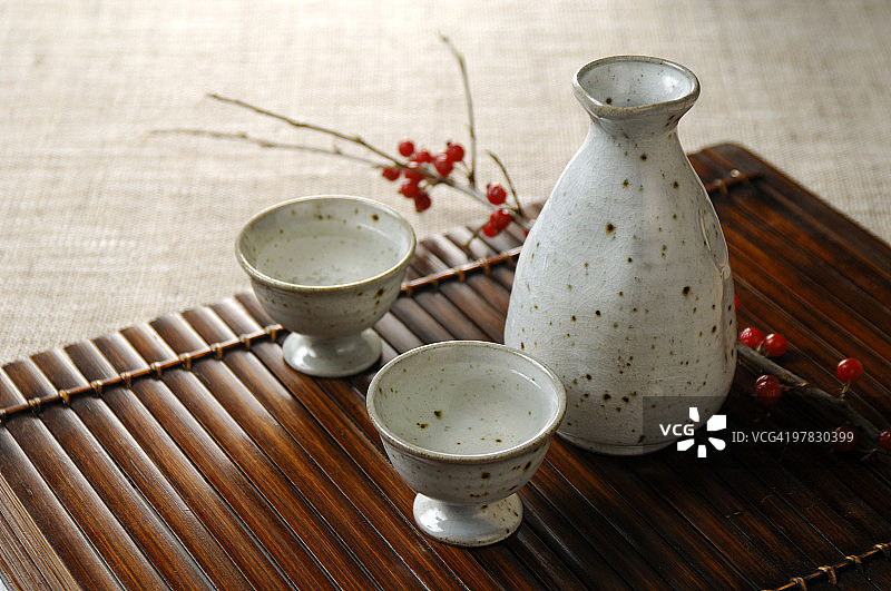 清酒瓶和清酒杯图片素材