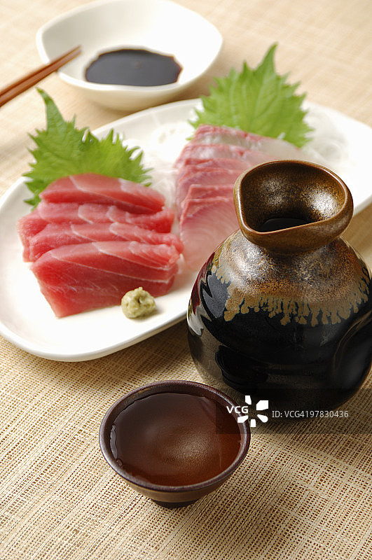 烧酒和生鱼片图片素材