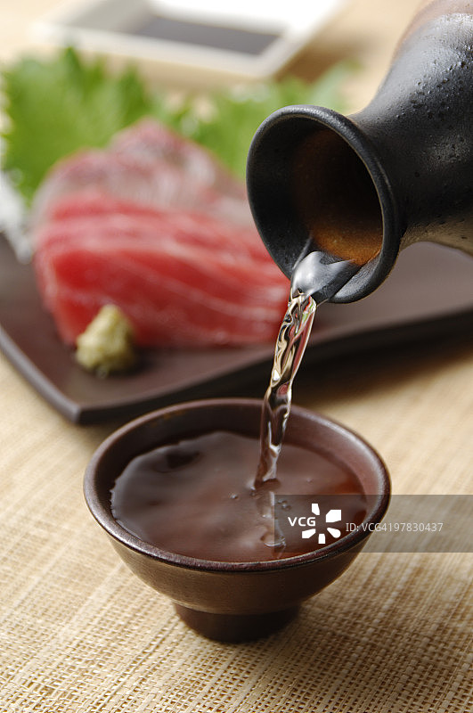 烧酒和生鱼片图片素材