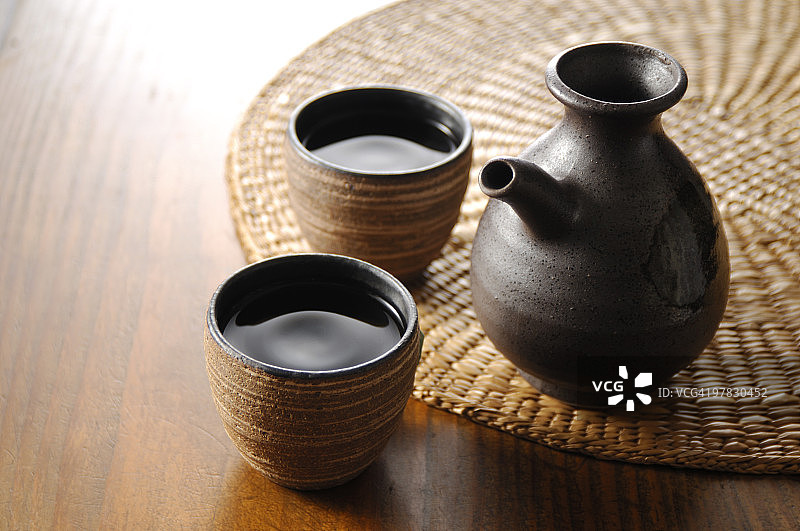 清酒瓶和清酒杯图片素材