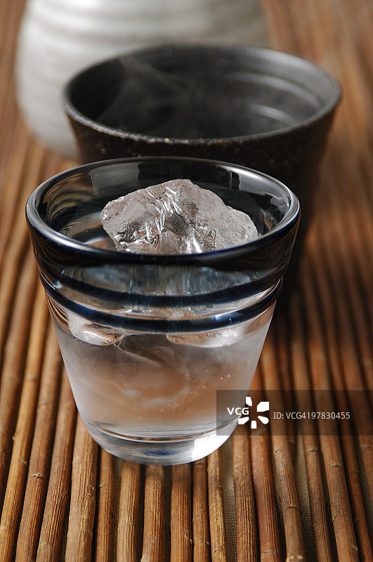 玻璃杯中的烧酒图片素材