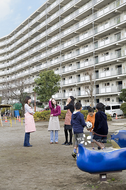 三个家庭聊天图片素材