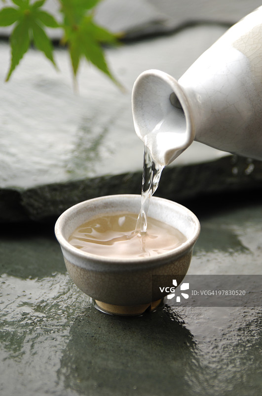 清酒倒入清酒杯中图片素材