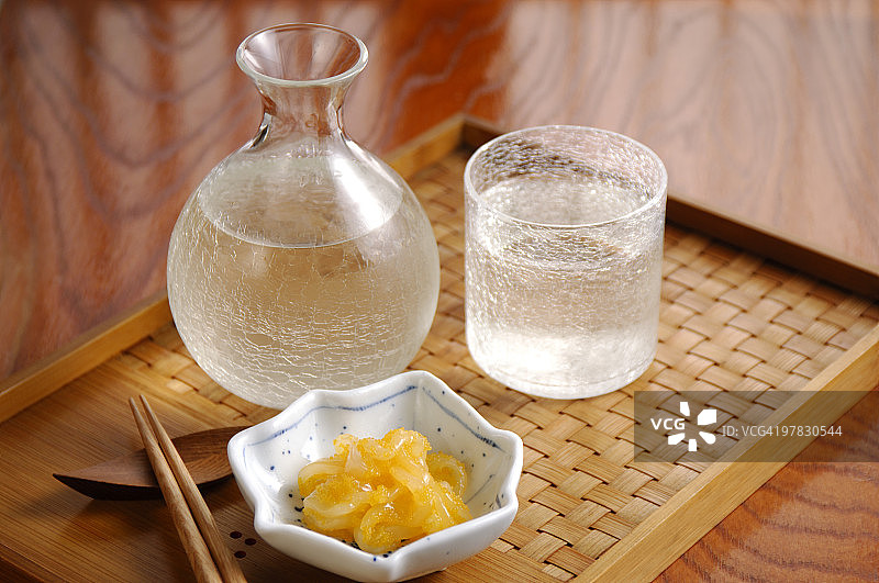 清酒、鱿鱼和鱼卵图片素材
