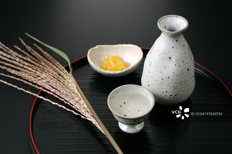 清酒、鱿鱼和鱼卵图片素材