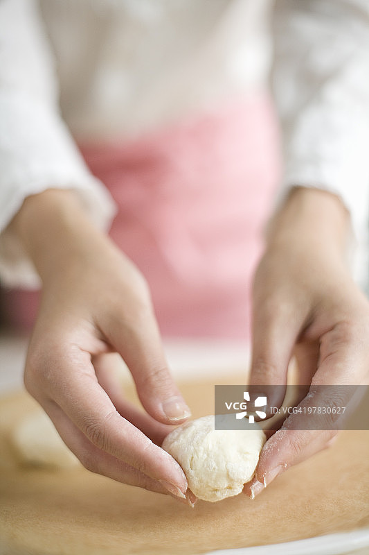 年轻女子揉面团的手图片素材