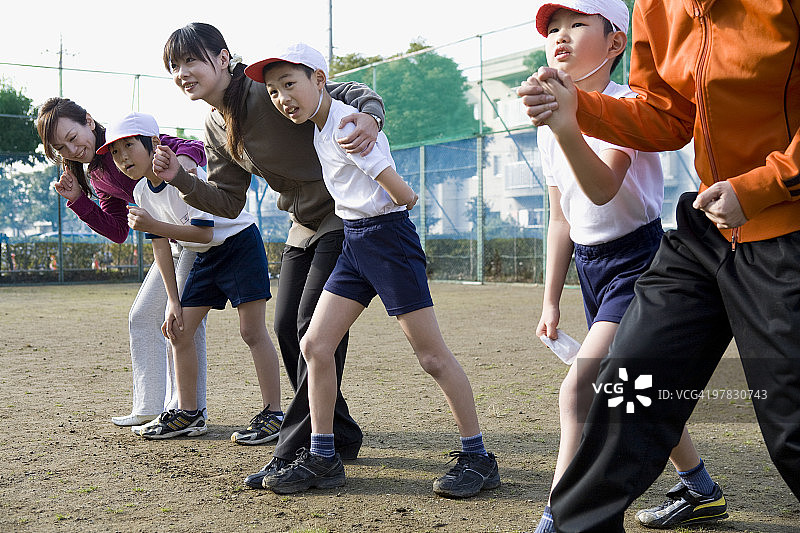 准备赛跑的三个家庭图片素材