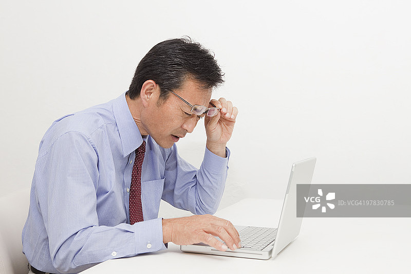 看电脑的中年男人图片素材