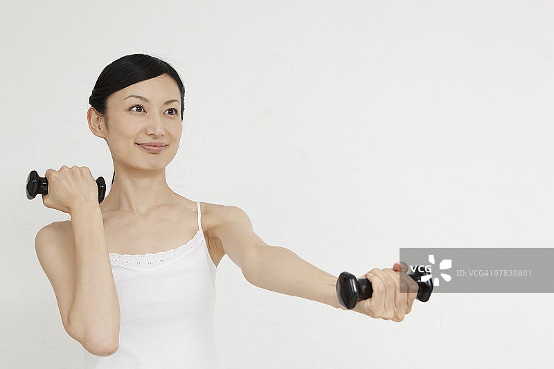 中年妇女举着哑铃图片素材