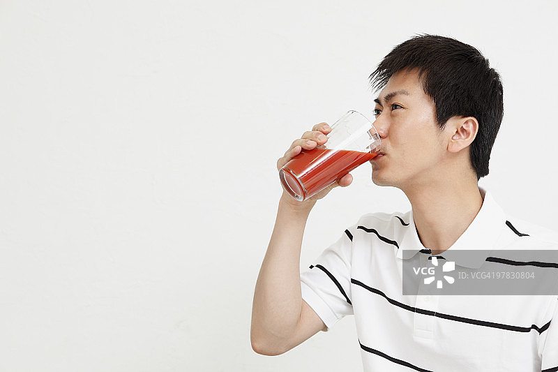 年轻男人喝蔬菜汁图片素材