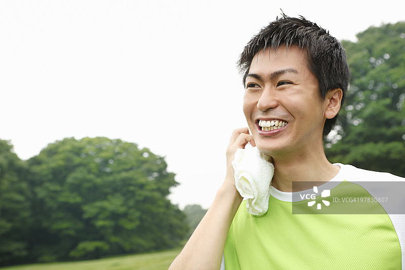 擦拭脸上汗水的年轻男人图片素材