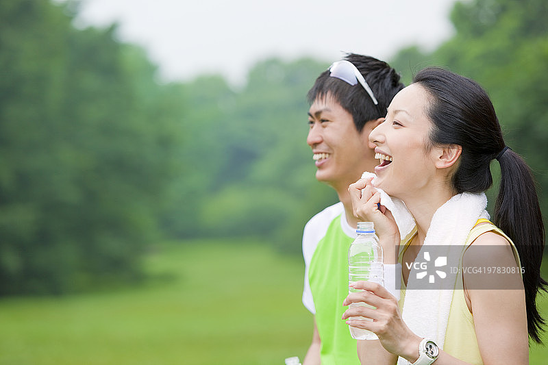 年轻男人与中年女人的侧面照图片素材