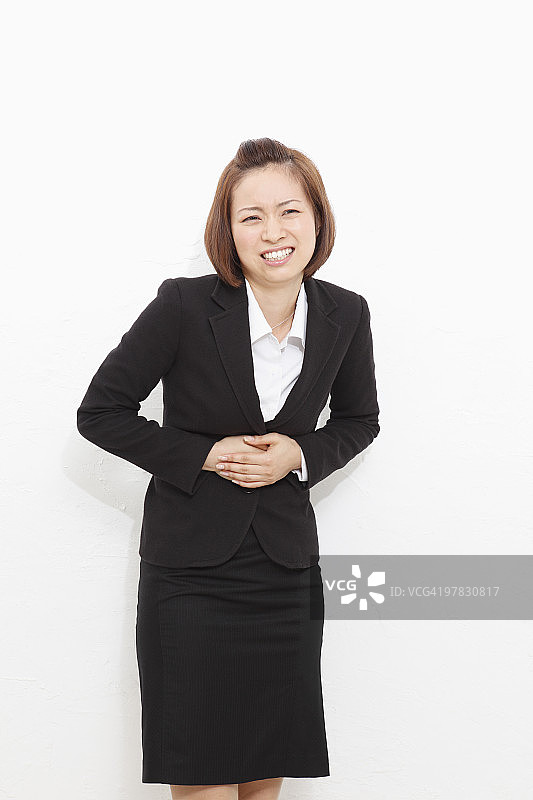 患有胃痛的年轻女商人图片素材