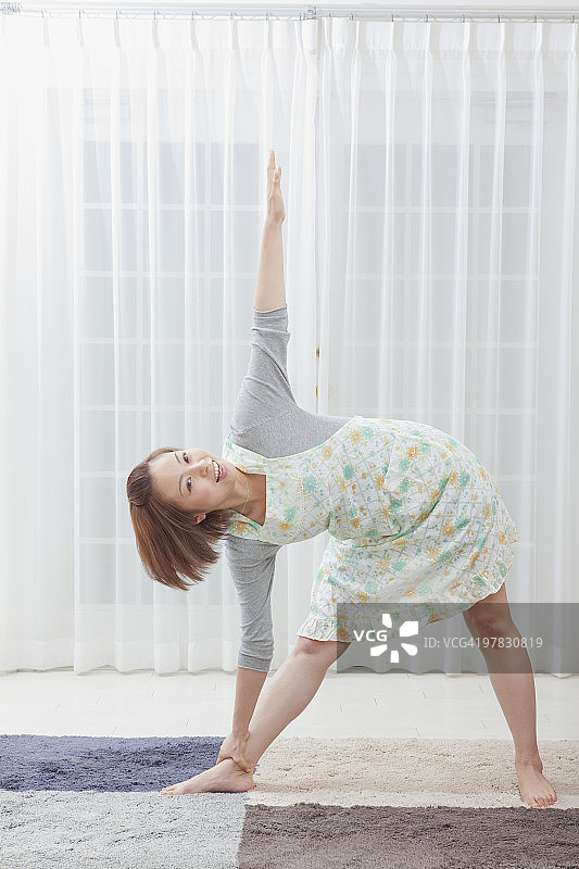 年轻女子拉伸图片素材