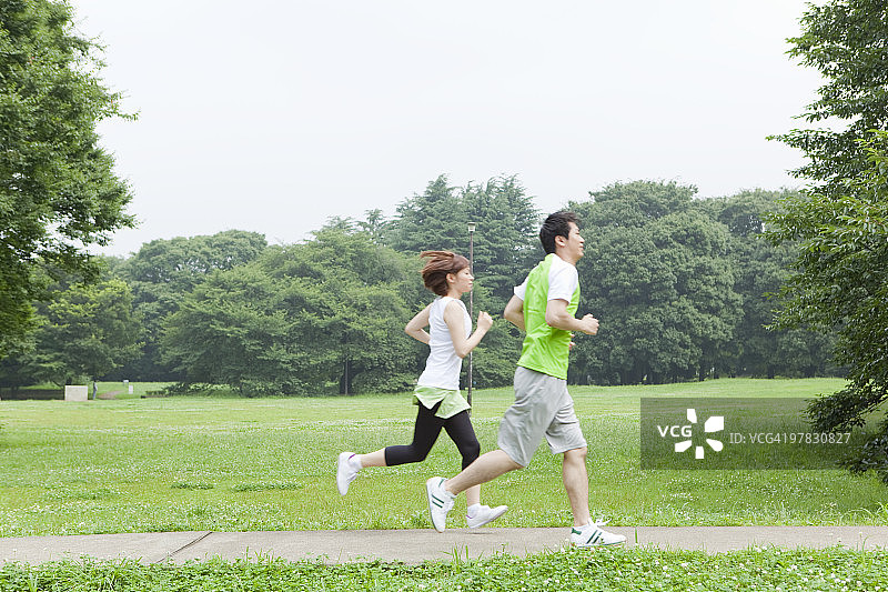 奔跑的青年男女图片素材