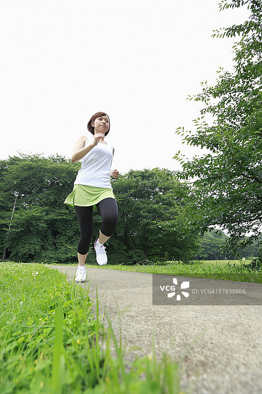 年轻女人跑图片素材