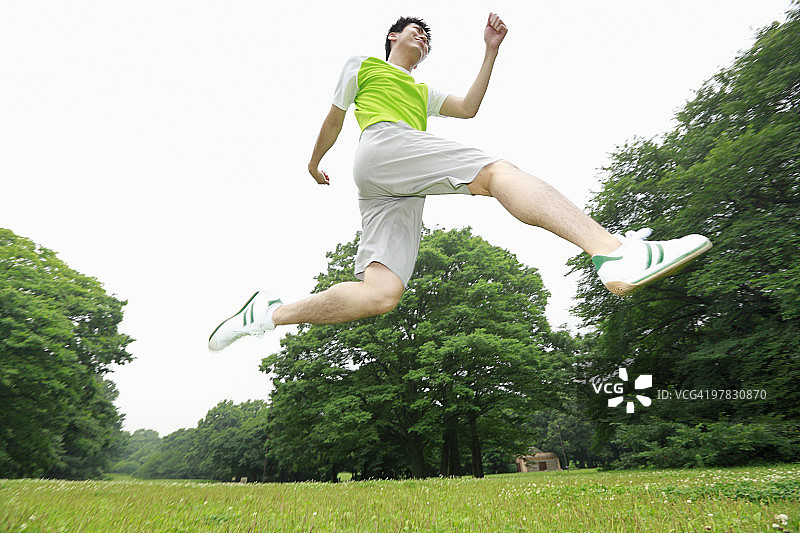 年轻男人跳跃图片素材