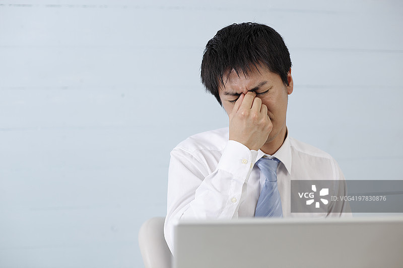 年轻商人感到眼睛疲劳图片素材