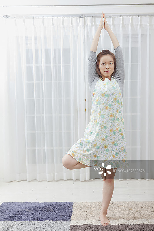 年轻女子拉伸图片素材