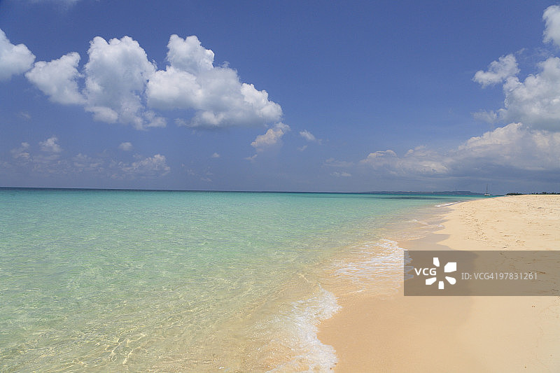 日本冲绳县宫古岛与那霸前滨海滩图片素材