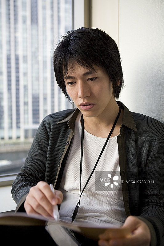 年轻男人检查文件图片素材