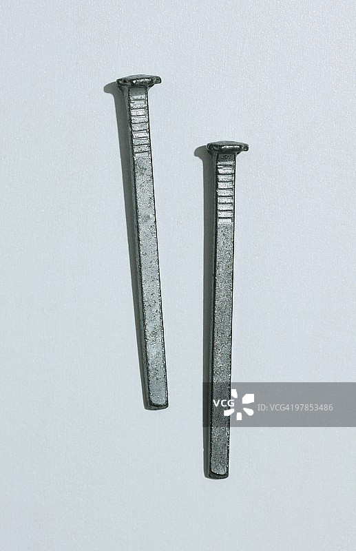 两颗钉子特写图片素材
