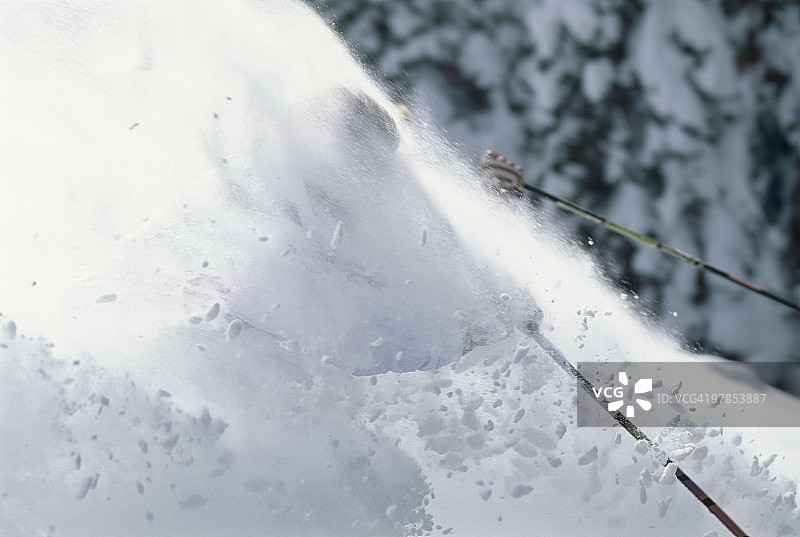 滑雪者在厚厚的雪地里滑下图片素材
