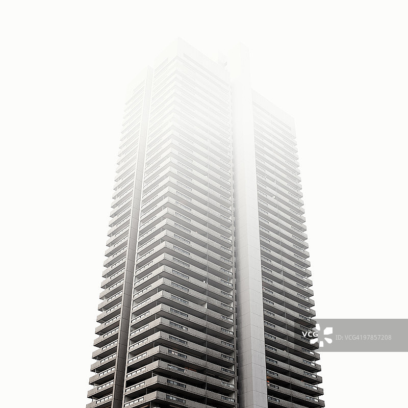 雾中的高层住宅楼图片素材