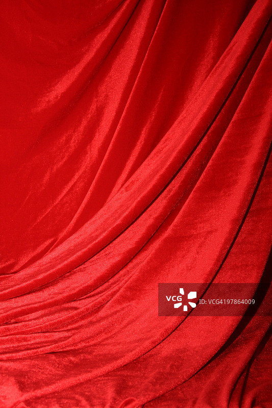 戏剧般的红色幕布，如在舞台剧中图片素材