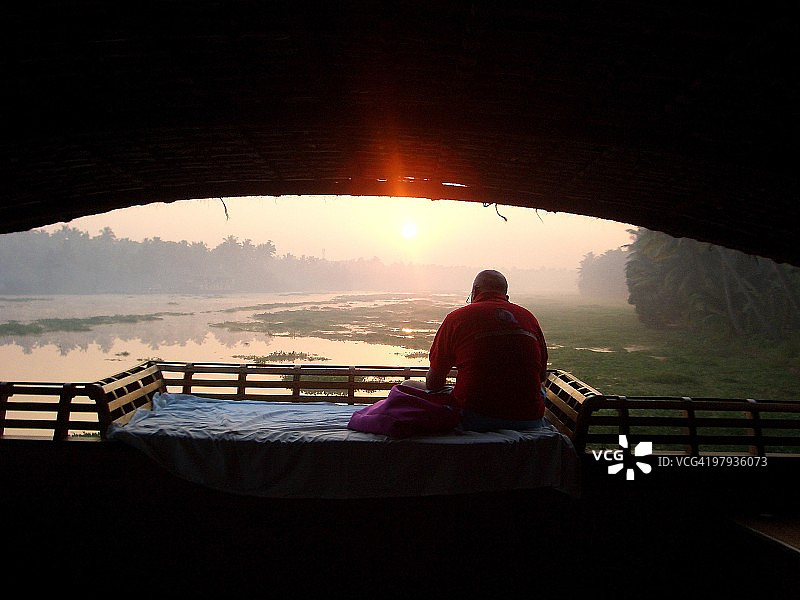 在喀拉拉邦船屋里休息的年轻人图片素材
