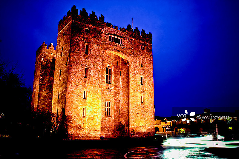 本拉提城堡之上的月亮图片素材