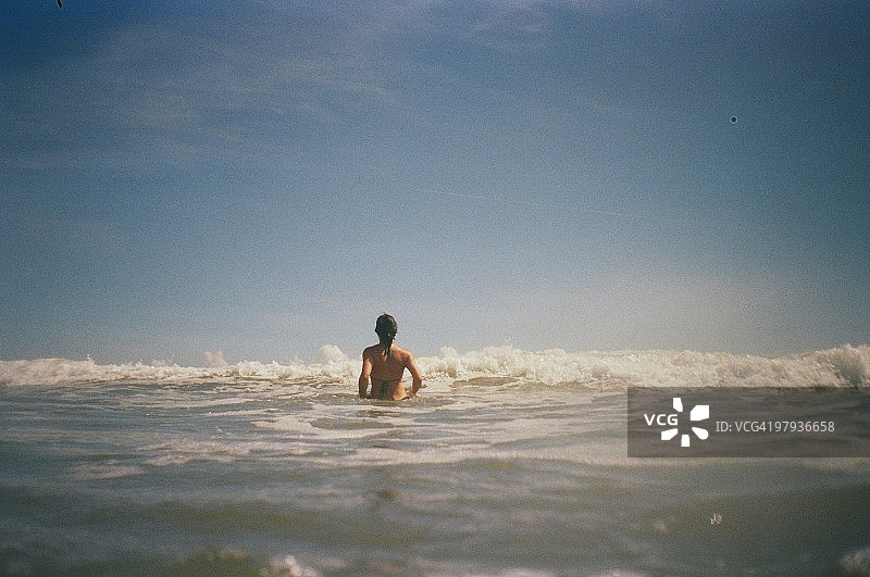 面对海浪图片素材