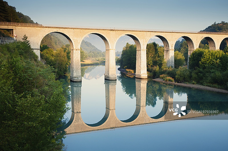 法国锡斯特龙，迪朗斯河上的桥梁图片素材