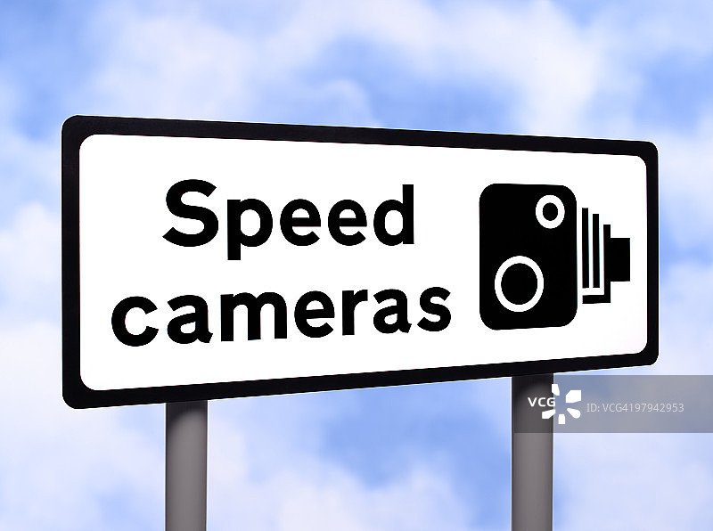 天空下的测速摄像头标志图片素材